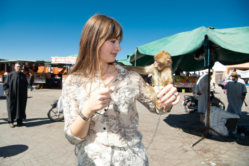 Eulalia d'Orléans-Bourbon en compagnie d'un petit singe, à Marrakech, en février 2022.